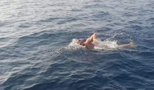 Από τα Σφακιά στη Γαύδο... κολυμπώντας -Ενας ναυαγοσώστης στέλνει μήνυμα αλληλεγγύης