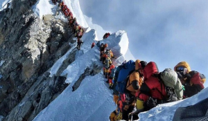 Viral φωτό από το Εβερεστ! Συνωστισμός στην ψηλότερη κορυφή του κόσμου, 300 άτομα στη σειρά