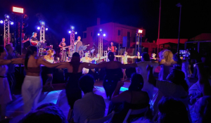 Αντίπαρος: Μια εκπληκτική βραδιά γεμάτη αγαπημένα τραγούδια στο νησί! – Συναυλία του Κώστα Μακεδόνα (Βίντεο)