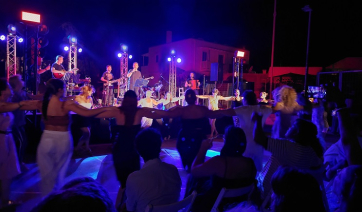 Αντίπαρος: Μια εκπληκτική βραδιά γεμάτη αγαπημένα τραγούδια στο νησί! – Συναυλία του Κώστα Μακεδόνα (Βίντεο)