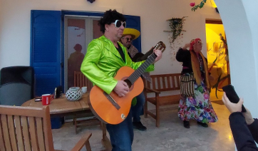 Αντιπαριώτικο Καρναβάλι: H…. έκπληξη έγινε από το Δήμαρχο! – Μασκαρεμένος κιθαρίστας μπάντας ο ίδιος, τα «έδωσε όλα»! (Βίντεο)