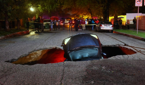 Αποζημίωση $4 εκατ. στη γυναίκα που έπεσε με το αυτοκίνητο μέσα σε τρύπα