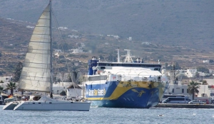 Επιδέξιες μανούβρες στο λιμάνι της Πάρου! Πλοία έρχονται και φεύγουν ταυτόχρονα μέσα στον κλειστό κόλπο της Παροικίας…(Βίντεο)