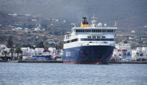 Επιστρέφει με 1.365 επιβάτες στον Πειραιά λόγω βλάβης το Blue Star Naxos