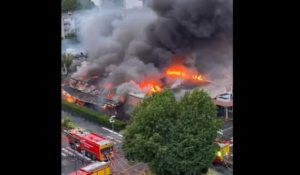 Γαλλία: Εμπορικό κέντρο έξω από το Παρίσι καταστράφηκε ολοσχερώς