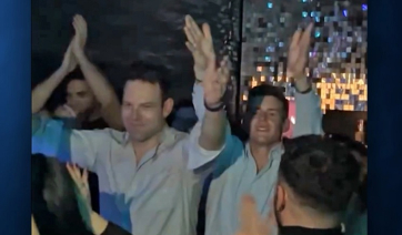 Στέφανος Κασσελάκης: Ο χορός με τον Τάιλερ στο γκέι μπαρ στο Γκάζι μετά την ψήφιση για τον γάμο ομοφύλων