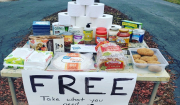 Κορωνοϊός -ΗΠΑ: Τρόφιμα, βιβλία, χαρτιά τουαλέτας στην άκρη του δρόμου για όποιον έχει ανάγκη