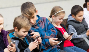 Ποια είναι η σωστή ηλικία για να πάρει ένα παιδί κινητό τηλέφωνο;