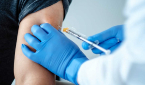 Άμεσα υποχρεωτικός ο εμβολιασμός σε υγειονομικούς στους οίκους ευγηρίας