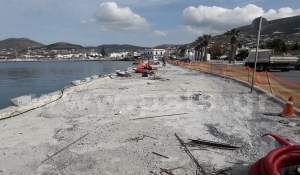 Πάρος: Τεχνικές εργασίες αποκατάστασης του πλακόστρωτου στην παραλία της Παροικίας. Ειδικές λωρίδες διευκόλυνσης της κίνησης των πεζών…
