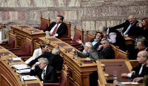 Βουλή: Υπερψηφίστηκε η πρόταση για εξεταστική για δημοσκοπήσεις και λίστα Πέτσα
