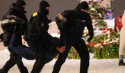 Αλεξέι Ναβάλνι: Η ρωσική αστυνομία μαζεύει άρον άρον τα λουλούδια και τα αφιερώματα των πολιτών