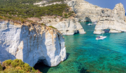 Το ελληνικό νησί με τις 80 παραλίες που ξετρέλανε τους Times