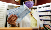 Rapid test: Τι ισχύει για ανεμβολίαστους και τι θα γίνει με μάσκες σε ΜΜΜ, φαρμακεία, νοσοκομεία