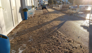 Πάρος, Παροικία: «Κακοτράχαλη… αμμουδιά» ολόκληρη η παράκτια ζώνη! - Τι άφησε πίσω της η κακοκαιρία… (Βίντεο)