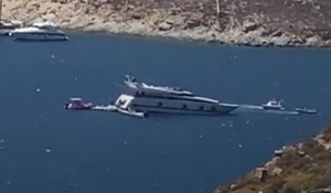 Μύκονος: Υπερπολυτελές σκάφος προσάραξε και κινδυνεύει να βυθιστεί