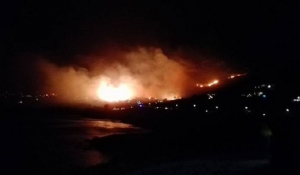 Σύρος: Κατευθύνεται προς την Ποσειδωνία η φωτιά – Διακοπή της Κυκλοφορίας στην περιοχή (ΦΩΤΟ+ΒΙΝΤΕΟ)