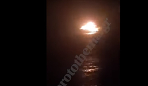 Θαλαμηγός φλέγεται ανοικτά του λιμανιού στα Κουφονήσια - Σώοι οι 22 επιβαίνοντες - Δείτε βίντεο