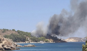 Μεγάλη φωτιά ξέσπασε στη Λέρο -Υπάρχουν εγκλωβισμένοι σε παραλία