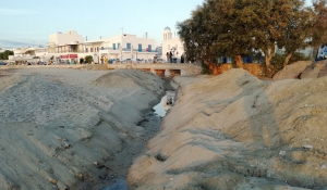 Πάρος – Παροικία: Διάνοιξη διόδου διαφυγής των όμβριων υδάτων σε παραλία