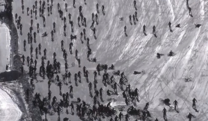 «Το βουνό της κόλασης»: Απίστευτη καραμπόλα ποδηλατών σε αγώνα πάνω στον πάγο