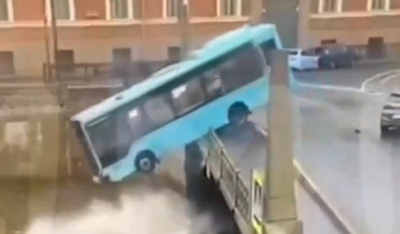 Τραγωδία στην Αγία Πετρούπολη - Λεωφορείο με επιβάτες «βούτηξε» σε ποτάμι, 3 οι νεκροί - Δείτε σε βίντεο την πτώση
