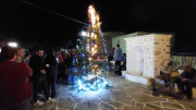 Πάρος: Σε γιορτινή διάθεση ο Δρυός! – Φωταγώγηση του Χριστουγεννιάτικου δέντρου!