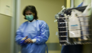 Κορονοϊός: Δυο ώρες περίμενε στην ουρά του νοσοκομείου Σωτηρία η 40χρονη γυναίκα