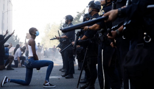Τζορτζ Φλόιντ: Viral η μαύρη διαδηλώτρια που γονάτισε μπροστά στο «τείχος» των αστυνομικών