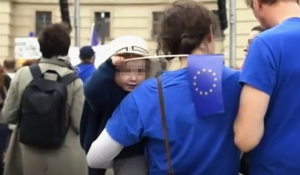 Ευρωπαϊκές Εκλογές 2019:  Εθελοντές ενημερώνουν τους πολίτες στην πλατεία Συντάγματος
