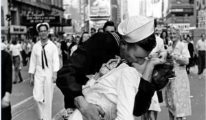 Φλόριντα: Βανδάλισαν το άγαλμα με το διάσημο φιλί του ναύτη στην Times Square