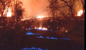Απόκοσμο σκηνικό στη Χαβάη: Γαλάζιες φλόγες στους δρόμους μετά την έκρηξη του ηφαιστείου