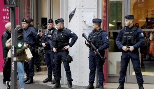 Γαλλία: Χριστούγεννα με... 100.000 αστυνομικούς σε κάθε γωνιά της χώρας