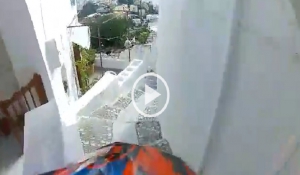 Σύρος - Κατέβηκε 800 σκαλιά με ποδήλατο σε δύο λεπτά! (Βίντεο)
