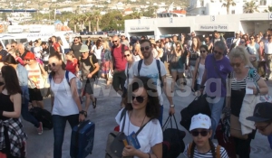Κύμα μαζικής φυγής των επισκεπτών της Πάρου ανήμερα του Αγ. Πνεύματος! Το αδιαχώρητο στο λιμάνι…