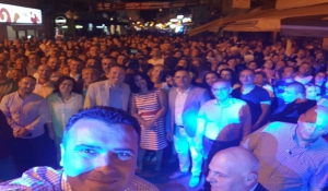 Ο Ζόραν Ζάεφ ποζάρει για selfie - Χιλιάδες πολίτες της χώρας συγκεντρώθηκαν σε 15 πόλεις