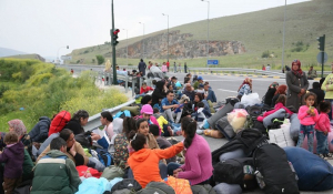 Κλειστός ο παράδρομος της Αθηνών-Λαμίας μετά την Μαλακάσα από πρόσφυγες και μετανάστες