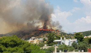 «Στο πόδι» Λαγονήσι και Καλύβια – Κοντά σε κατοικημένη περιοχή η μεγάλη φωτιά