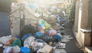 «Σκουπιδότοπος» η Ρώμη -Ανυπόφορη η κατάσταση με τα απορρίμματα στους δρόμους